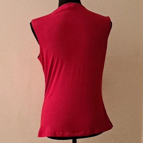 Red decorative tshirt in size Large - Picture 3 of 5